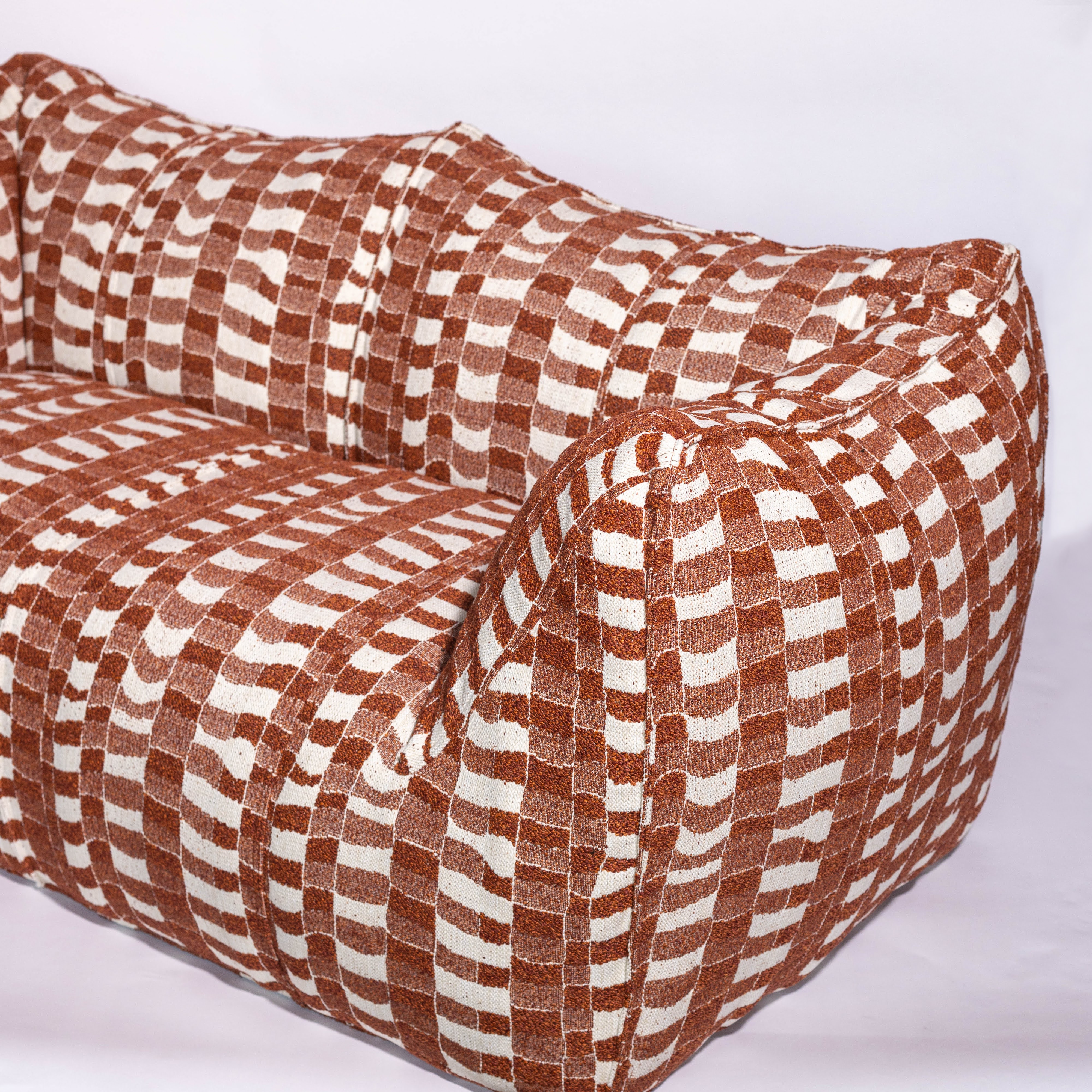 Een sofa met schaakpatroon rood en wit
