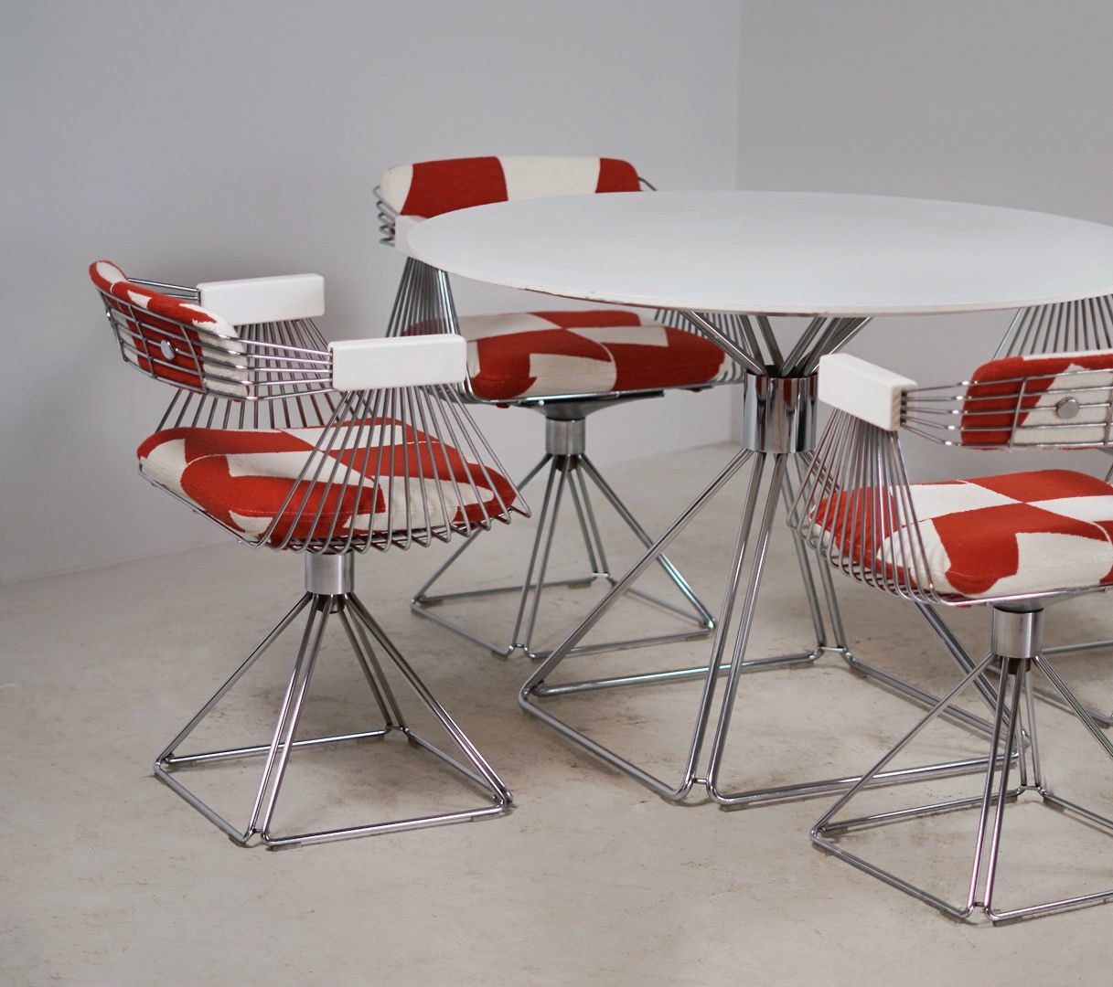 Witte ronde tafel met 4 stoelen met een zitvlak in rood en witte vakjes; Rudi Verelst